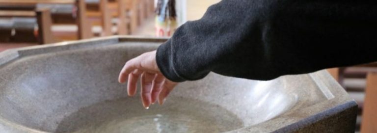 È un peccato bere l’acqua santa?