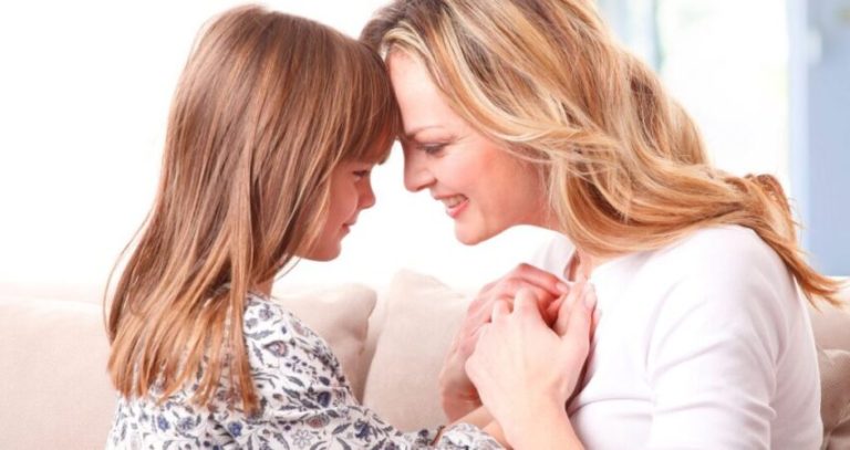 25 potenti versetti della Bibbia su madri e figlie