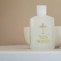 Usi dell'acqua santa che ogni cattolico dovrebbe conoscere how-to-use-holy-water-1-1024×683-850×550-1