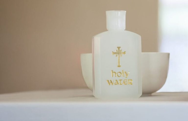 Usi dell’acqua santa che ogni cattolico dovrebbe conoscere