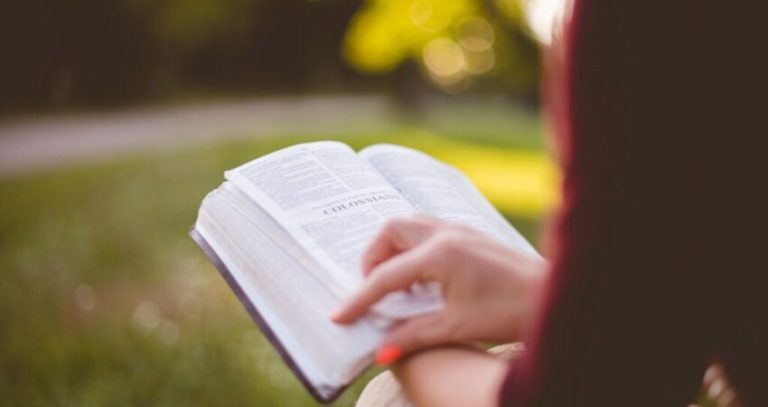 Oltre 100 brevi versetti della Bibbia che puoi ricordare facilmente